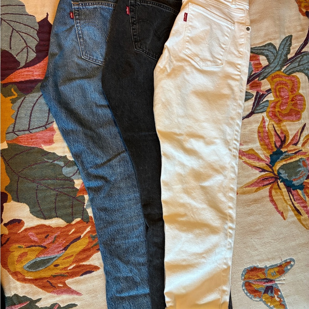 Lot women’s Levi’s jeans
